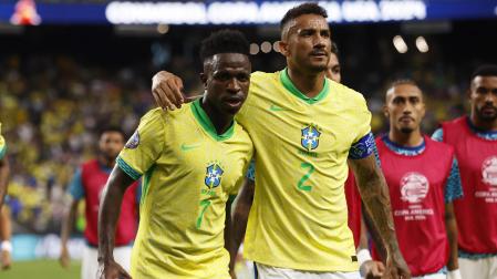 Saludo entre Vinícius y Danilo tras concluir el encuentro contra Paraguay
