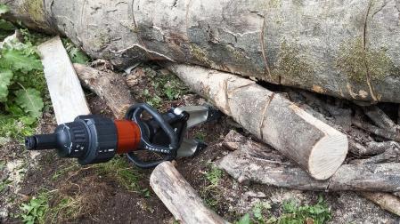 Máquina empleada por los Bomberos de Navarra para desatrapar al herido que trabajaba con troncos