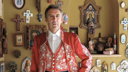 Pablo Hermoso de Mendoza en la pequeña capilla de su finca donde conserva los regalos religiosos que ha recibido a lo largo de su vida