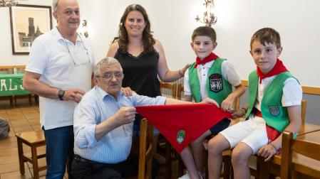 sentados, de izda. a dcha.: Javier Pérez (Abuelo de Tudela 2024); y los niños Aimar Centeno y Héctor Martínez (ofrenda a la Reja de Santa Ana), junto a Fernando López y Sonia Ayesa (La Jota)