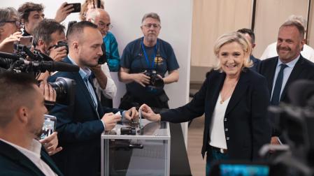 Marine Le Pen, ejerciendo el voto este domingo en la primera vuelta de las legislativas