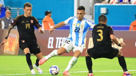 Lautaro Martínez, autor de los dos goles del encuentro, trata de marcharse de los peruanos Sonner (izda.) y Cartagena (dcha.)