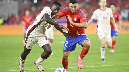 El canadiense Richie Laryea (izda.) trata de marcharse del chileno Gabriel Suazo, que fue expulsado, en un momento del encuentro