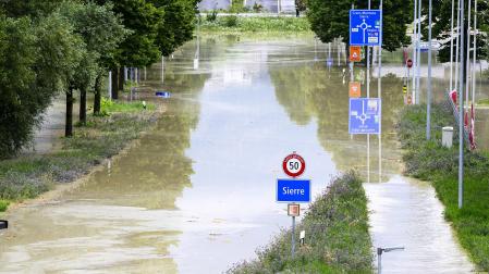 Imagen del río Ródano desbordado en la localidad suiza de Sierre