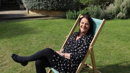 Paula posa en un jardín en Middle Temple, zona histórica junto a los Tribunales de Londres