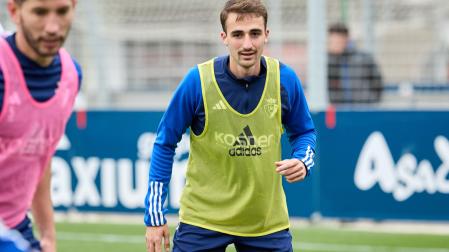 Eneko Aguilar, en un entrenamiento con el primer equipo de Osasuna la temporada pasada