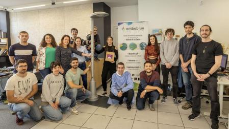 Trabajadores de la empresa navarra Embeblue, firma que ha creado el dispositivo