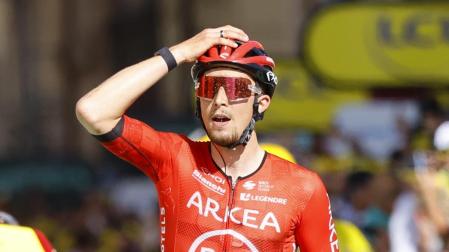 Kevin Vauquelin (Arkea) se lleva la mano a la cabeza al cruzar la meta como ganador en la segunda etapa del Tour 2024
