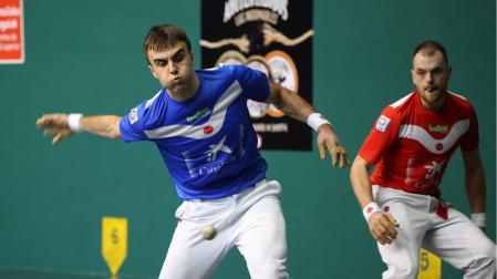 Jon Ander Peña golpea a la pelota en presencia de Unai Laso, este domingo por la tarde en Elgeta.