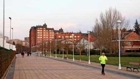 Una persona practica deporte en el barrio de Ermitagaña