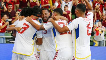 Los jugadores venezolanos celebran uno de los goles marcados contra Jamaica