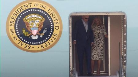 El presidente Biden y la primera dama Jill Biden llegan al aeropuerto John F.Kennedy de Nueva York el día después del debate presidencial.