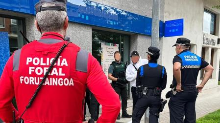 Agentes de la Policía Foral y de la policía local de Barañáin durante una operación conjunta