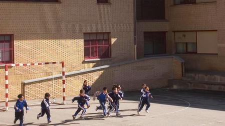 Varios niños juegan en un patio de un colegio de Pamplona