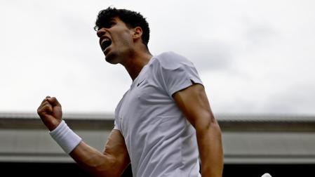 Alcaraz celebra un punto en el duelo contra Mark Lajal en Wimbledon