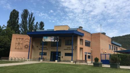 Exterior de las piscinas Villava, objeto de futura reforma