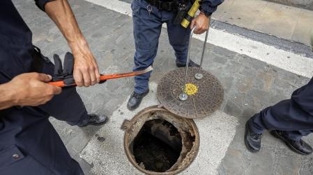 Fotos de los trabajos de Policía Nacional en el subsuelo de Pamplona