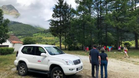 Monitores junto a jóvenes durante una actividad al aire libre en Navarra