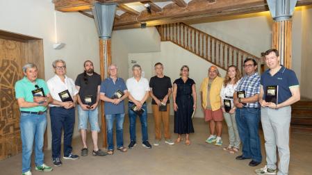 Varios miembros del grupo literario Traslapuente de Tudela, durante la presentación de su nueva revista