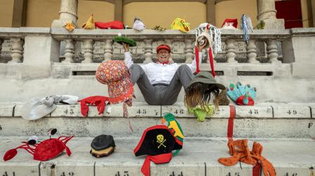 Lizaur y sus gorros en la Plaza de Toros.