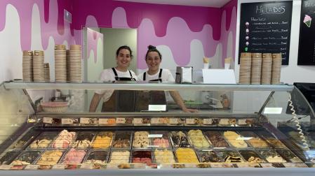 Janira Alonso y Nagore Ugarte, en la nueva heladería de Garrarte, en la calle Estefeta 35 de Pamplona