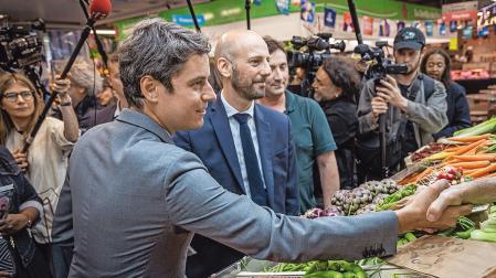 El actual primer ministro francés, Gabriel Attal, hace campaña en un mercado en París