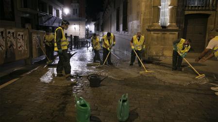 Operarios municipales echando el antideslizante en el tramo de la Plaza Consistorial