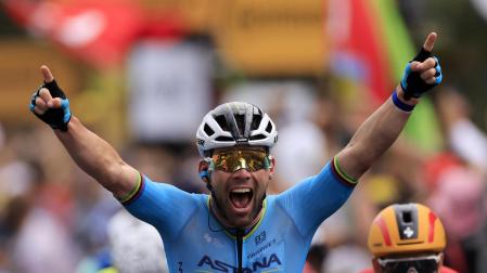 Cavendish, eufórico, celebra su victoria en la quinta etapa del Tour 2024