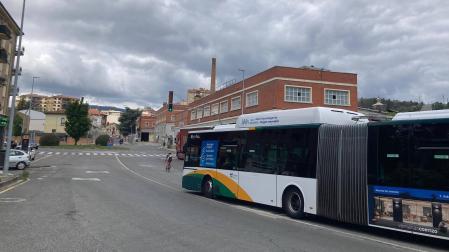 Una villavesa, un camión y un ciclista coinciden en la entrada a Villava desde el puente de San Andrés