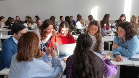 Un grupo de estudiantes participa en unas jornadas de selección organizadas por la Universidad de Navarra