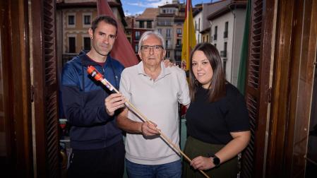 Aritz Ibáñez Lusarreta, Itxaso Martínez de la Pera Barrachina y Ángel Arana Seguín han acudido a la Casa Consistorial a ensayar el encendido de la mecha