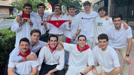 La Peña Navarra de San Fermín en Madrid celebró este miércoles 3 de julio un evento especial para preparar las fiestas desde la capital
