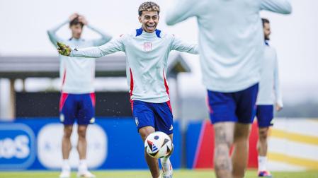 El delantero de la selección española Lamine Yamal durante el entrenamiento de este jueves en Donaueschingen (Alemania), en la víspera de su encuentro de cuartos de final de la Eurocopa 2024 ante Alemania