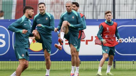 Jugadores de Portugal, Ruben Dias, Diogo Dalot, Pepe, y Francisco Conceicao participando durante una sesión de entrenamiento en Alemania