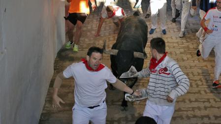 12.07.2015. Juan Pedro Lecuona y Aitor Arístregui conducen a un morlaco por el callejón.