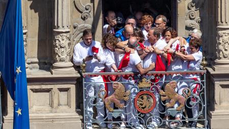 Trifulca en 2019 por la ikurriña que intentó sacar Abaurrea (Bildu)

Fecha: 06-07-2019

Lugar: Pamplona

Tema: Chupinazo, Ikurriña balcón Bildu y Geroa