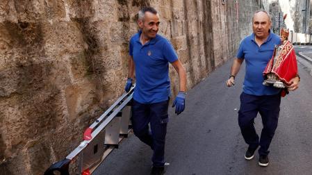 Trabajadores del Ayuntamiento de Pamplona han retirado este viernes la imagen de San Fermín que 355 días al año preside la cuesta de Santo Domingo desde la muralla, una réplica de la original que preside el primer tramo del encierro desde 1978