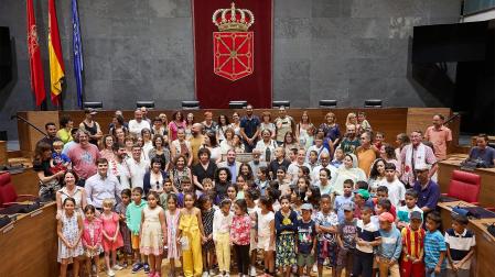 Foto de familia tras el acto institucional de bienvenida y reconocimiento a las familias de acogida de los niños y niñas saharauis