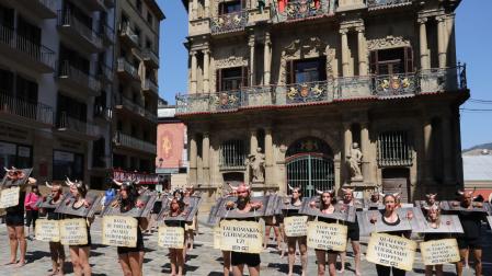 Fotos de la protesta de las organizaciones animalistas PETA y AnimaNaturalis en contra de la tauromaquia. /