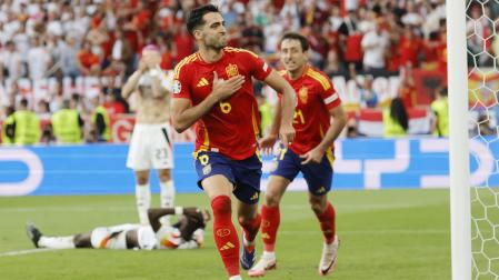 Mikel Merino celebra el tanto anotado frente a Alemania en la Eurocopa