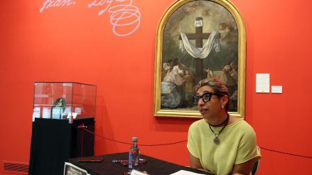 La concejala de Cultura de Tudela, Icíar Les Urra, ante las obras de Goya expuestas en el Museo Muñoz Sola de la capital ribera