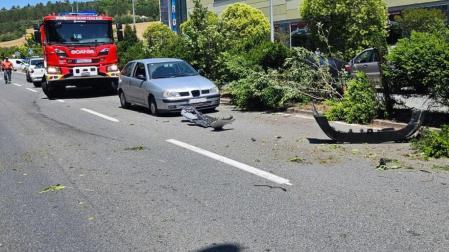 Trasladada al HUN tras salirse de la vía y chocar contra otro coche en Huarte