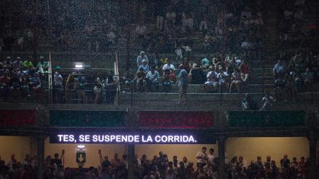 La fortísima tormenta ha obligado a suspender la novillada de este viernes en Pamplona