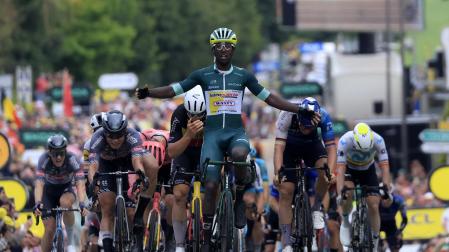 Girmay cruza la meta como ganador en la octava etapa del Tour de Francia 2024