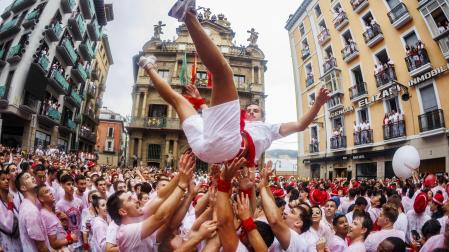 Varios mozos airean a otro poco antes del Chupinazo este 6 de julio.