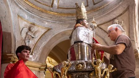 Marcos Navarrete, a la izquierda, y Jesús González, preparando el pasado día 5 la imagen de San Fermín para su día grande
