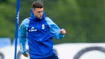Abel Bretones se dispone a golpear el balón con la pierna izquierda en un entrenamiento con el Oviedo esta pasada temporada 2023-24