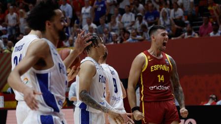 El pívot de la selección española de baloncesto Willy Hernangómez (d) celebra durante el partido de semifinales del preolímpico que las selecciones de España y Finlandia han disputado este sábado en Valencia