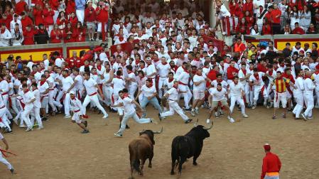 Momentos de tensión en la plaza de toros durante el primer encierro del 6 de julio con toros de la ganadería La Palmosilla