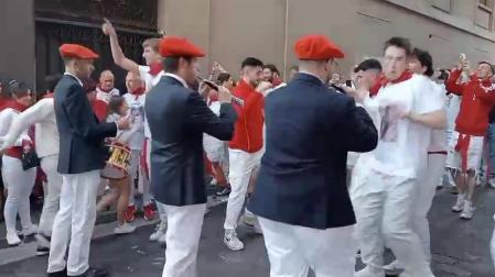 Los que agotan la noche se cruzan con quienes madrugan para correr el encierro